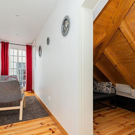 Attic Apartment With Balcony In Bairro Alto Lisboa 外观 照片