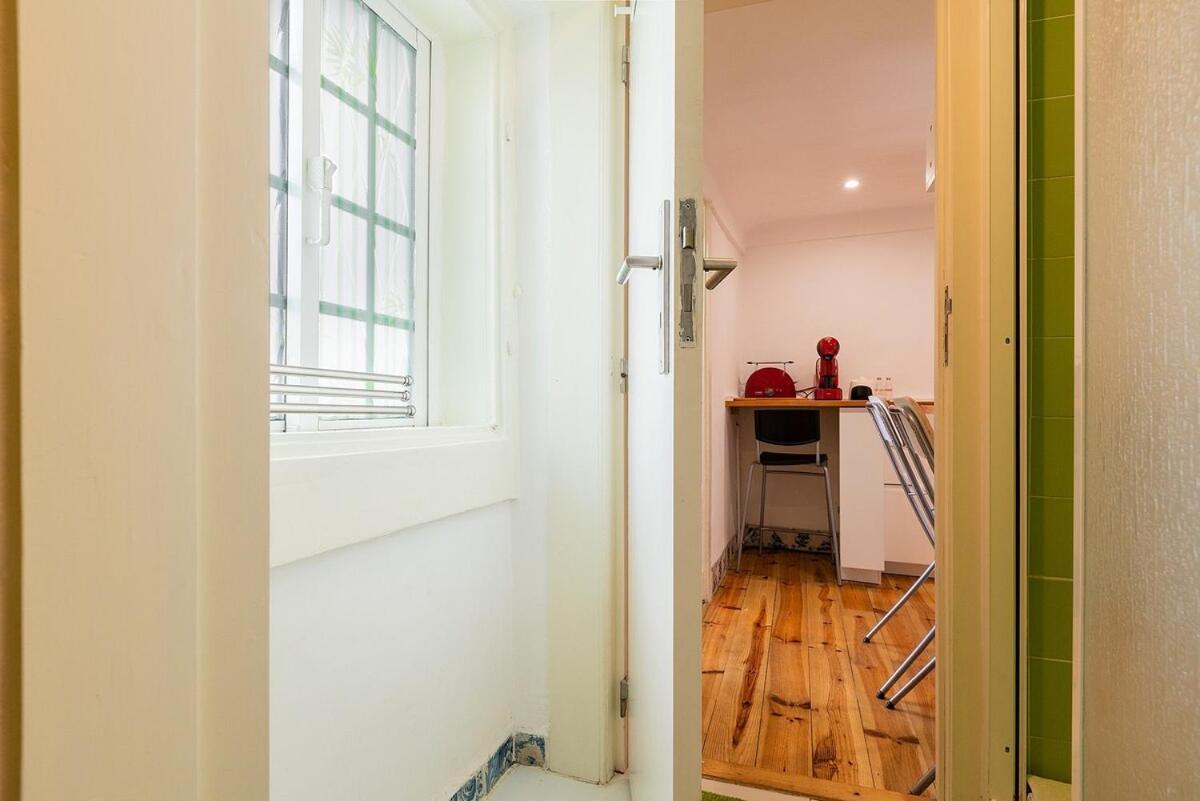 Attic Apartment With Balcony In Bairro Alto Lisboa 外观 照片