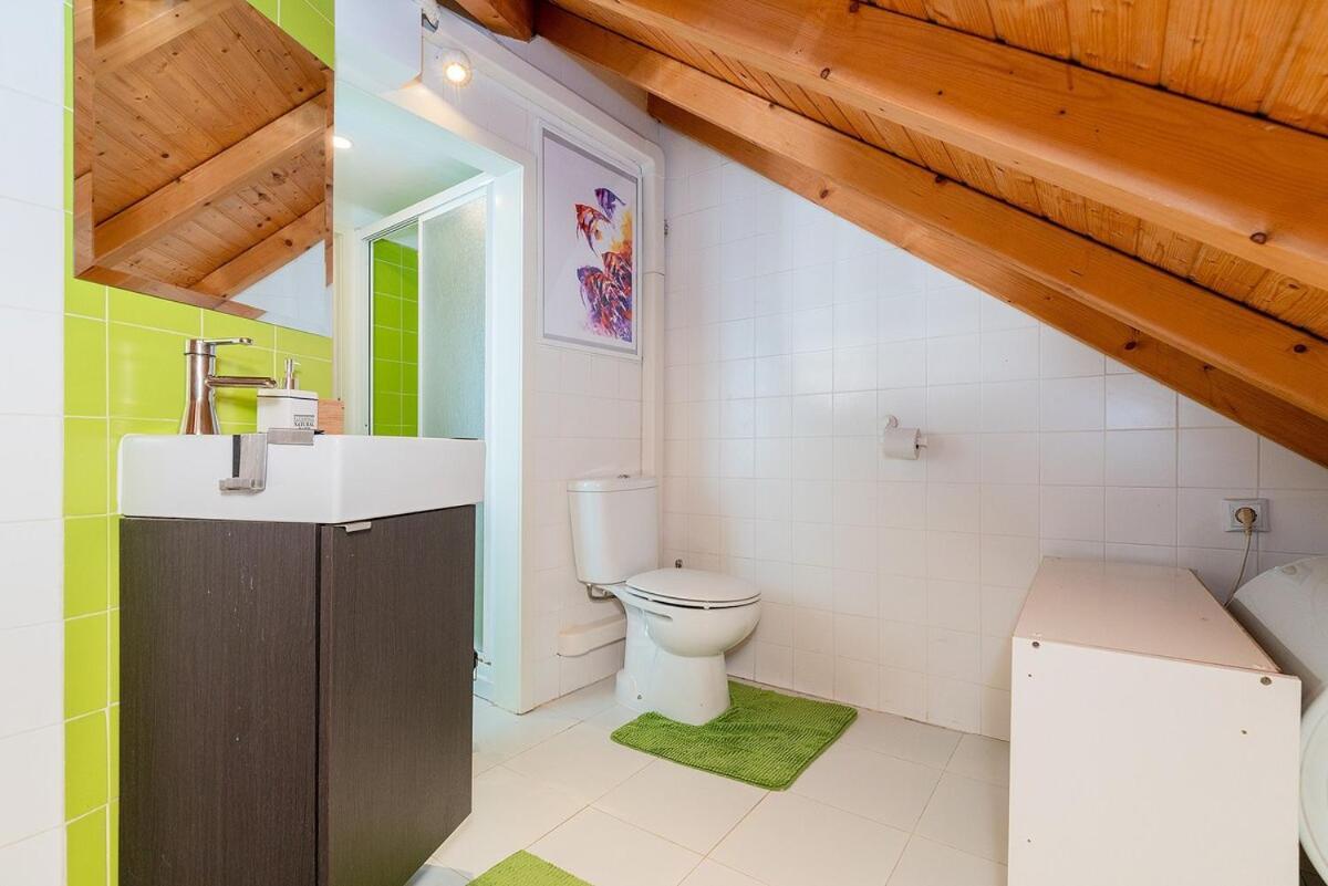 Attic Apartment With Balcony In Bairro Alto Lisboa 外观 照片
