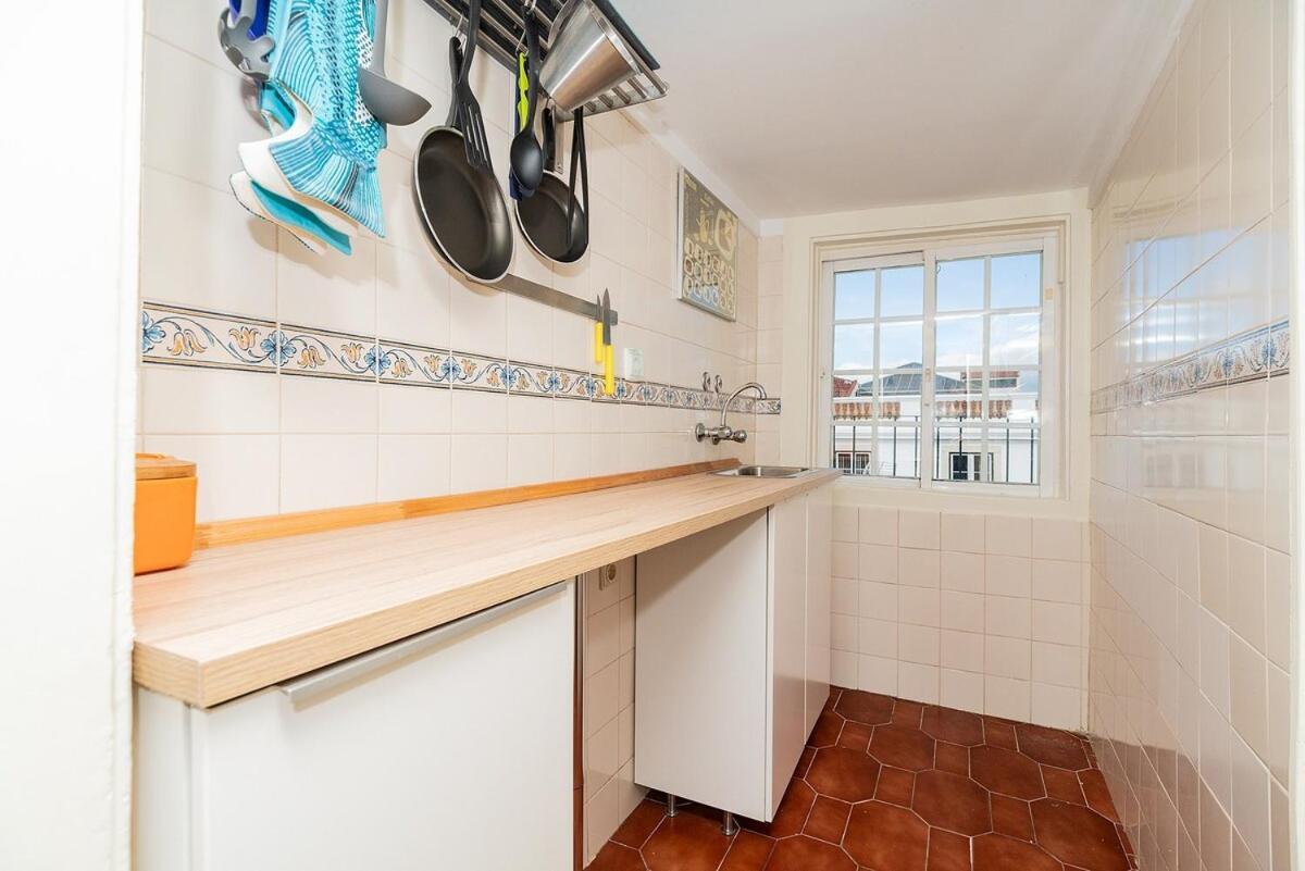 Attic Apartment With Balcony In Bairro Alto Lisboa 外观 照片