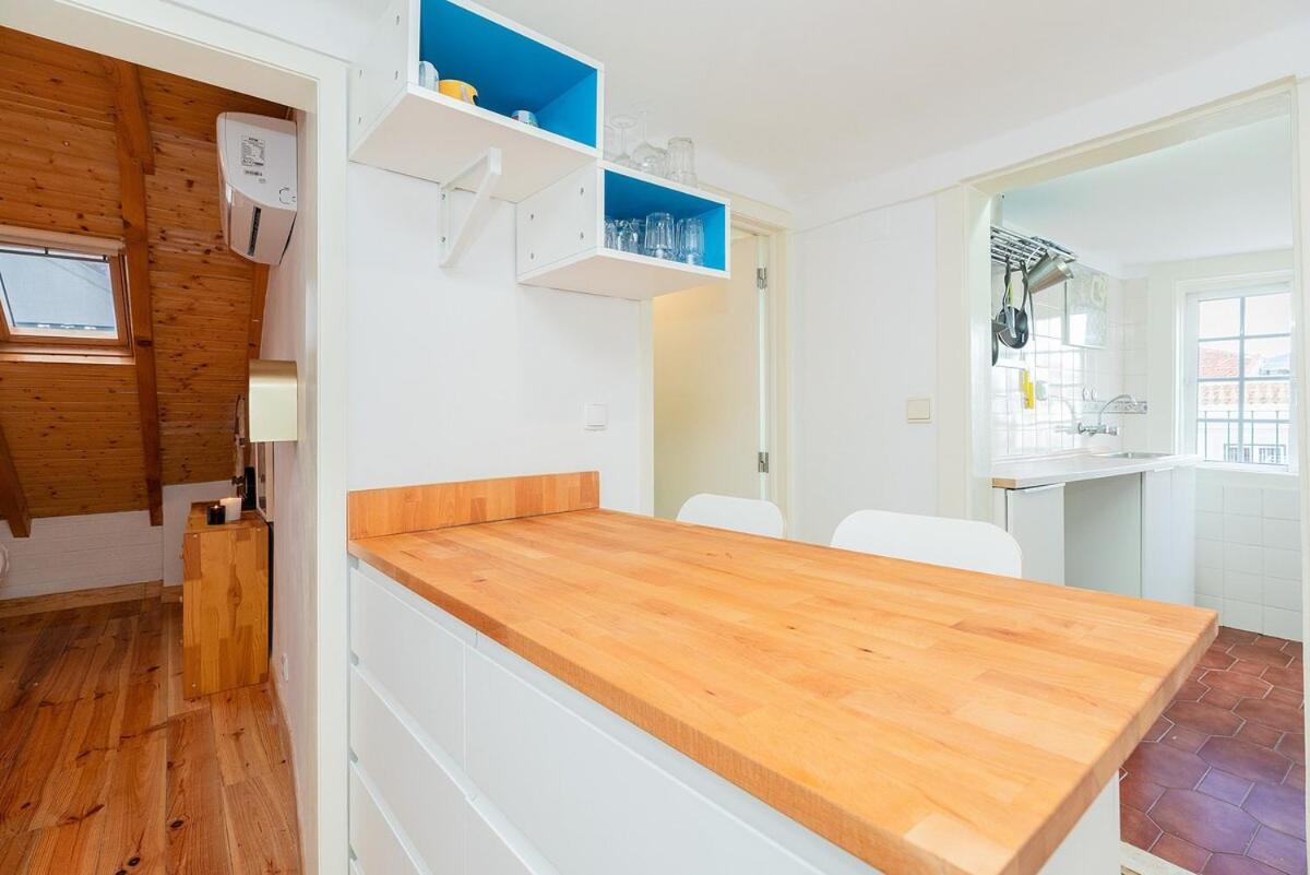 Attic Apartment With Balcony In Bairro Alto Lisboa 外观 照片