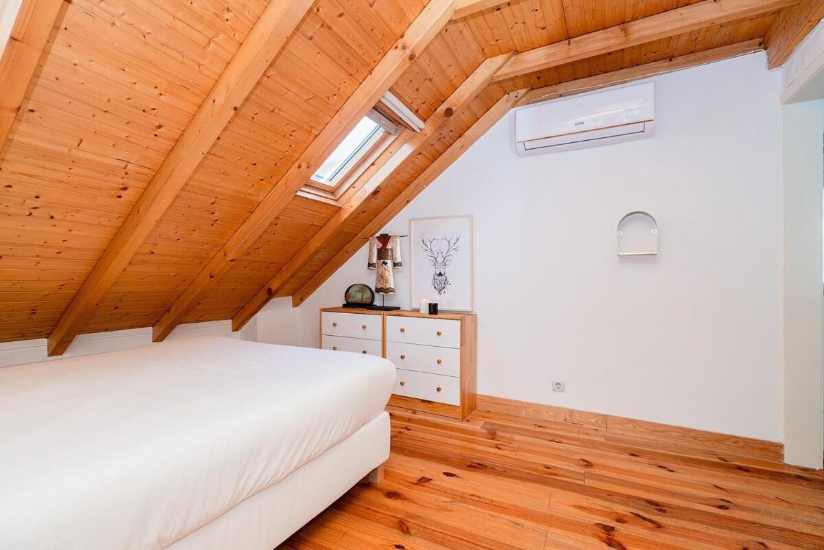 Attic Apartment With Balcony In Bairro Alto Lisboa 外观 照片
